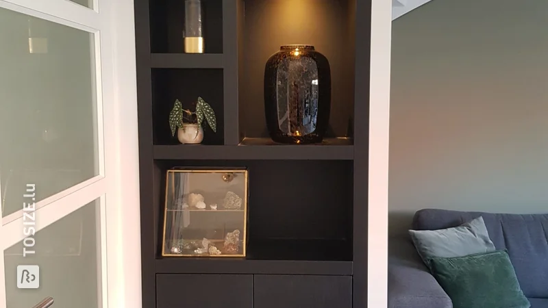 Assemblé vous-même: l&#39;armoire encastrée noire d&#39;Elise