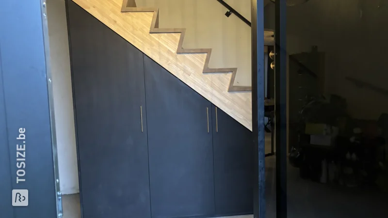 Armoire d'escalier unique, entièrement réalisée sur mesure par Sven