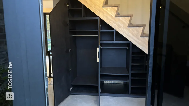 Armoire d'escalier unique, entièrement réalisée sur mesure par Sven