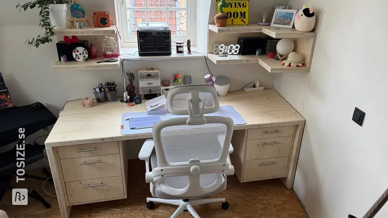 Custom-made desk with shelves in pine wood, by Siegfried
