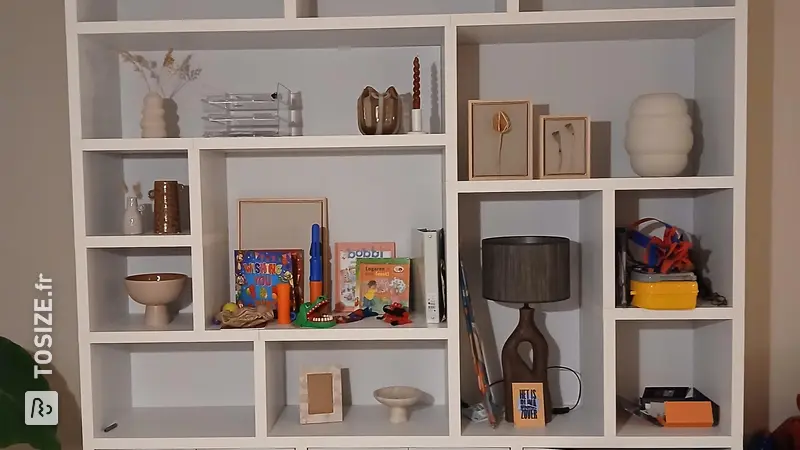 Bibliothèque blanche pour le salon, par Gino