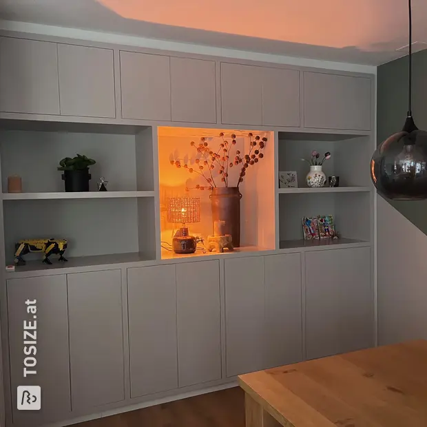 Graues Sideboard mit Türen und offenen Fächern