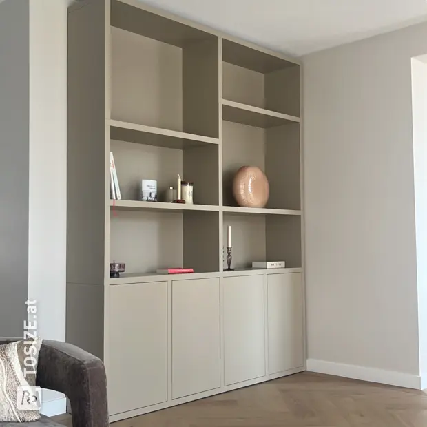 Graues Sideboard mit Türen und offenen Fächern