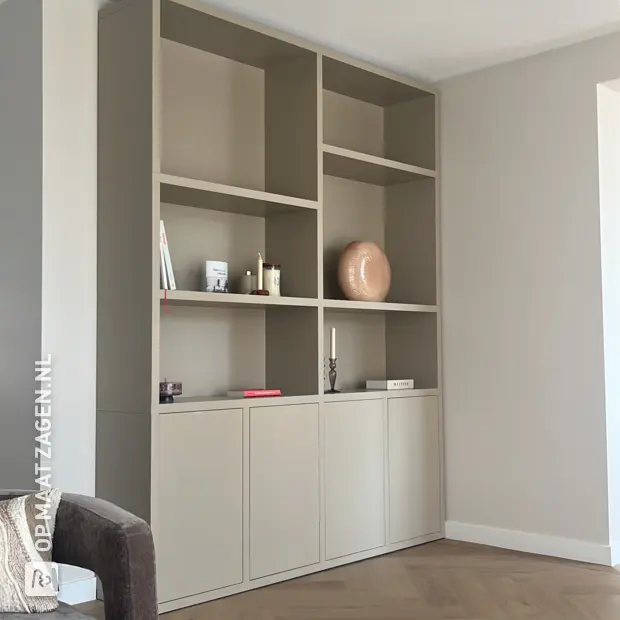 Grijze dressoir met deuren en open vakken
