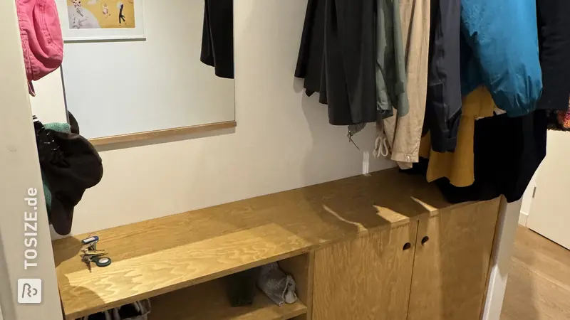 Stilvoller Flurschrank in Holzoptik mit grünem Sockel von Nynke