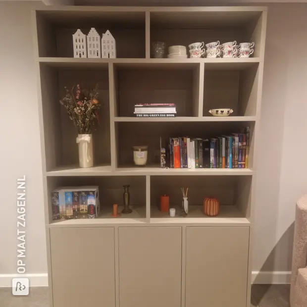 Crème dressoir met deuren en open vakken