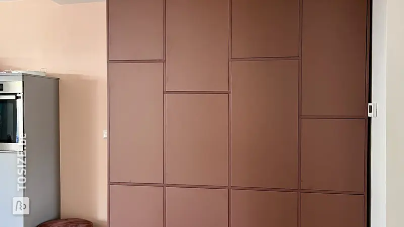 Meuble haut pour la cuisine ou le salon, couleur brun rôti, par Vanessa