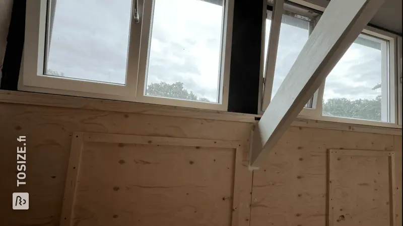 Beautiful windowsill and storage wall with partitions, by Nique