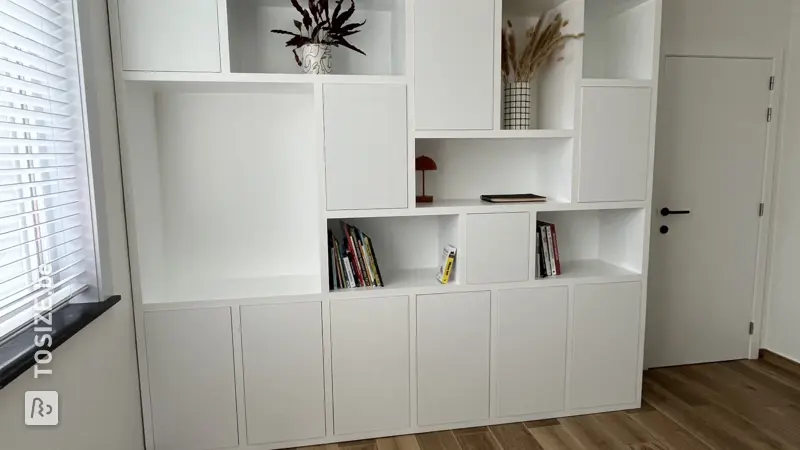 Stijlvolle witte vakkenkast en bureau, door Elise