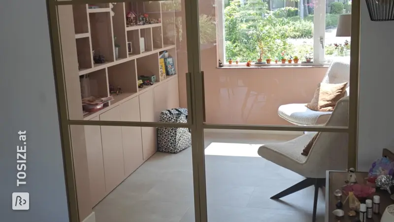 Wandfüllende Vitrine in Terra Pink von Rutger