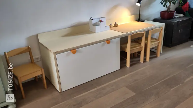 Hack intelligent IKEA SMÅSTAD : bureau pour enfants personnalisé, par Matthijs