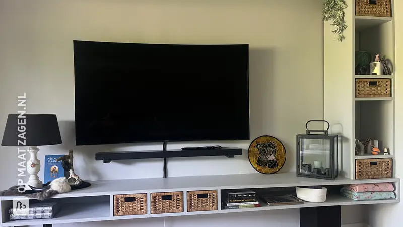 Bugetvriendelijk zwevend TV Meubel voor de woonkamer, door Sheila