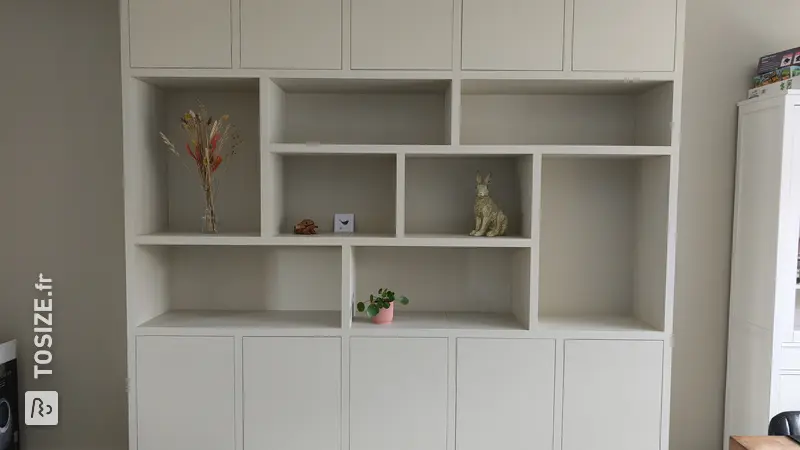 Étagère sur mesure pour le salon, par Merel