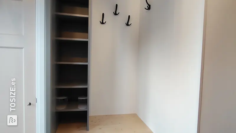 Zapatero único con caja de arena y perchero, de Jeroen