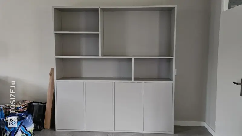 Étagère asymétrique pour le salon, par Ilse