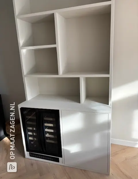 Witte kastenwand met open vakken en deuren