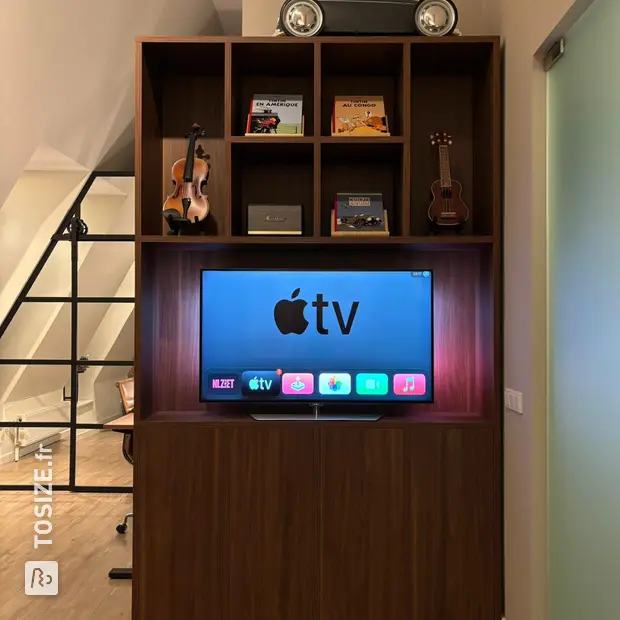 Armoire en bois naturel avec portes et compartiments ouverts
