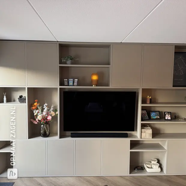Crème kastenwand met open vakken en deuren