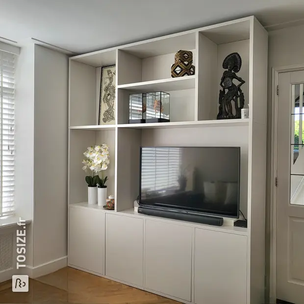 Placard mural blanc avec compartiments ouverts et portes