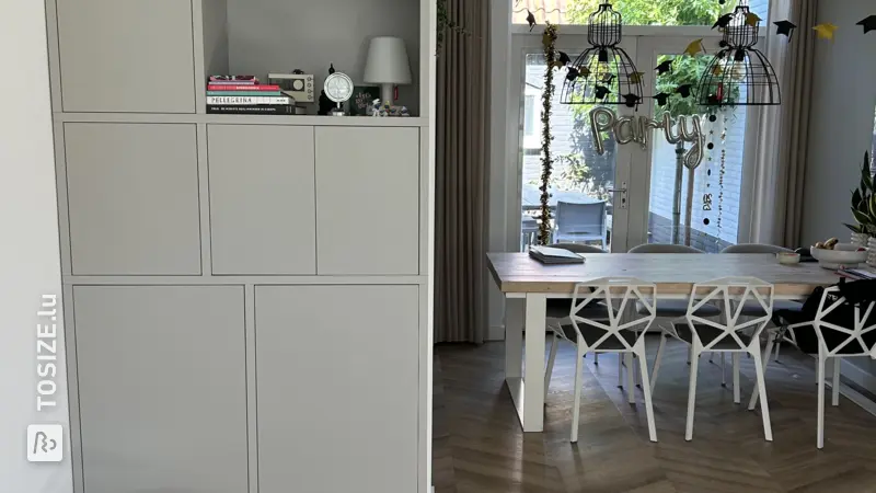 Stilvolles graues Bücherregal und Aufbewahrungseinheit für das Wohnzimmer von Igor