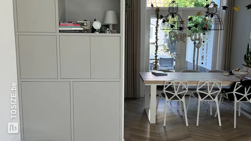 Stijlvolle grijze boeken- en opbergkast voor de woonkamer, door Igor