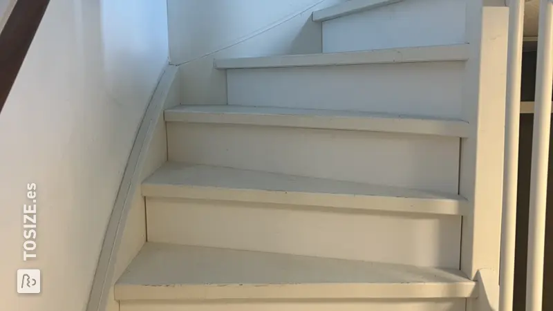 Cerrar una escalera abierta con contrahuellas, por Brian