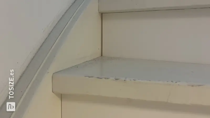 Cerrar una escalera abierta con contrahuellas, por Brian