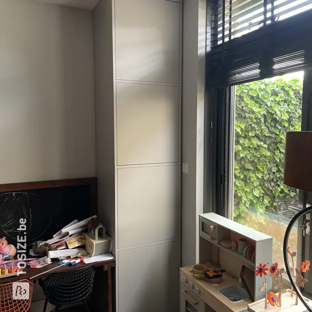 Grijze kastenwand met open vakken en deuren