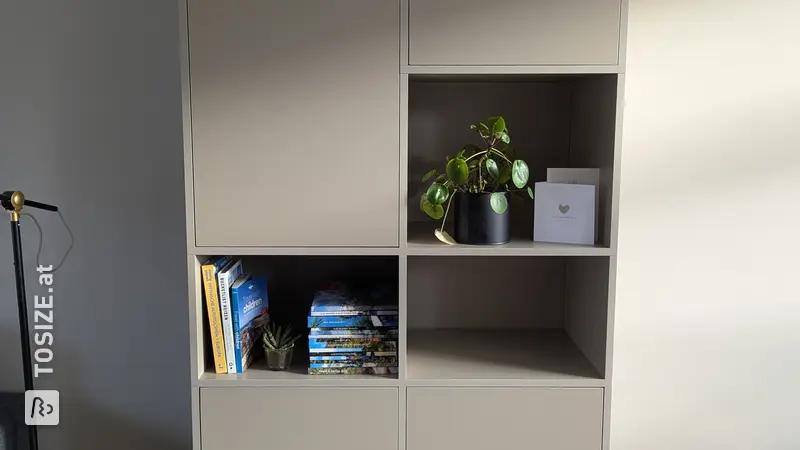 Stilvoller Wohnzimmerschrank in dunklem Ecru von Carli