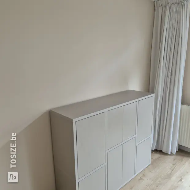 Grijze kast met deuren en open vakken