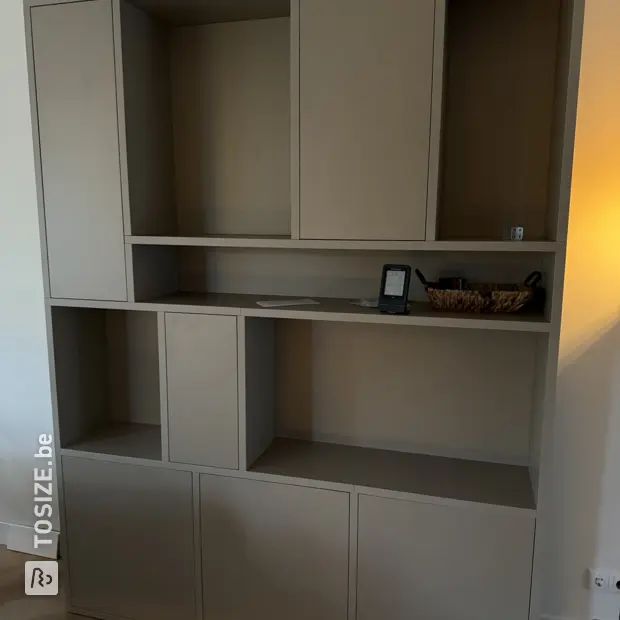 Beige kast met deuren en open vakken