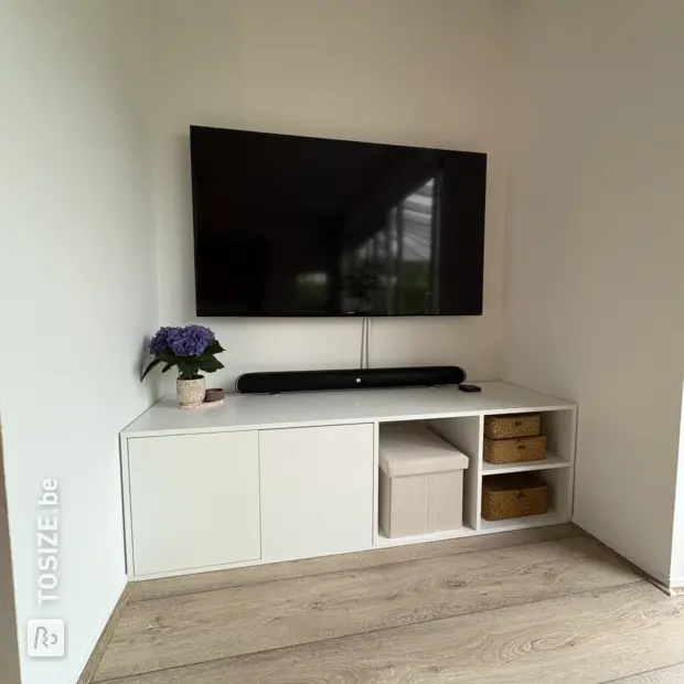 Meuble TV blanc avec portes et compartiments ouverts