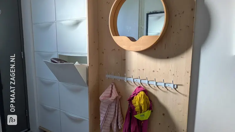 Zwevend gangmeubel met TRONES schoenenkast en kinder kapstok, door Jasper