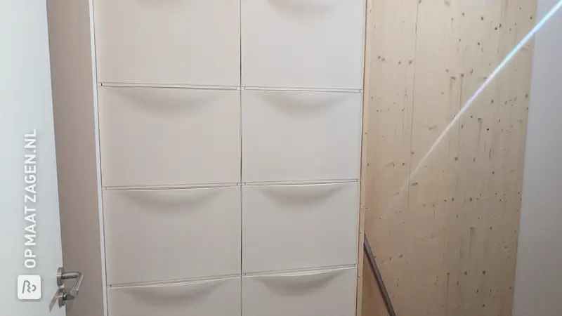 Zwevend gangmeubel met TRONES schoenenkast en kinder kapstok, door Jasper