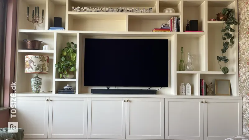 Stylish Shelving Unit in the Living Room, by Nicoline