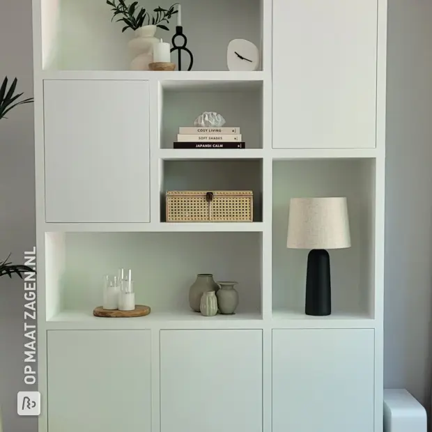 Witte kastenwand met deuren en open vakken