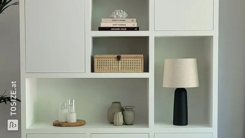Stilvolles weißes Regal für das Wohnzimmer von Jiska
