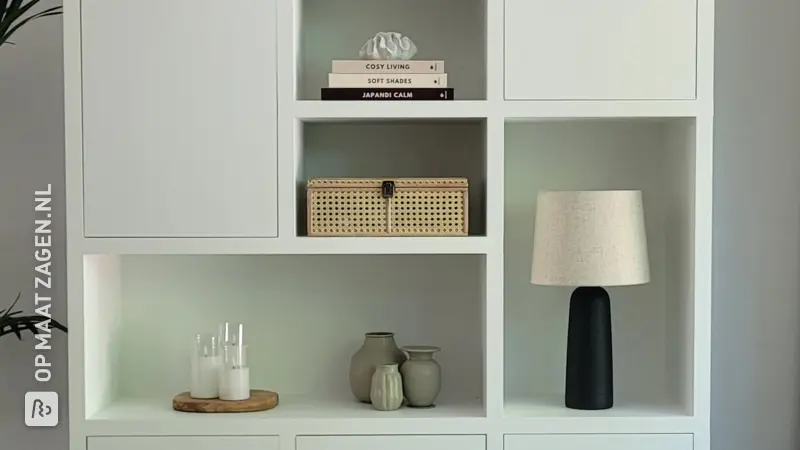 Stijlvolle Witte Vakkenkast voor de Woonkamer, door Jiska