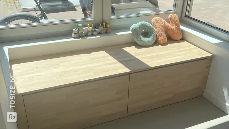 Slim Erker Bankje en Speelgoedkist voor de Woonkamer, door Sophie