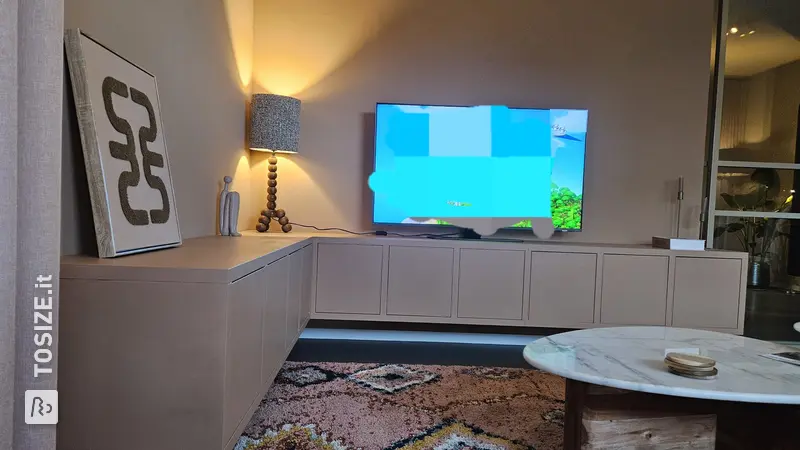 Elegante mobile TV sospeso con vernice Nigiri, di Frouke