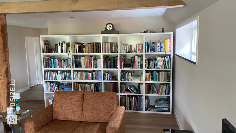 Wunderschönes weißes Bücherregal für das Wohnzimmer von Roel