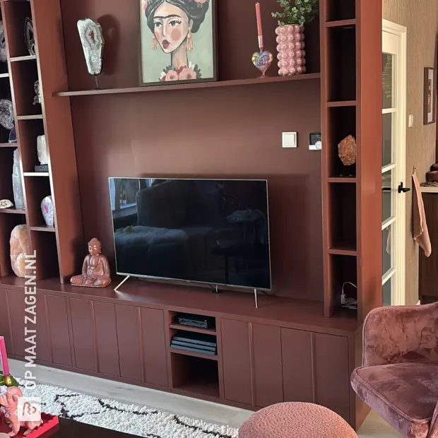 Rode dressoir met deuren en open vakken