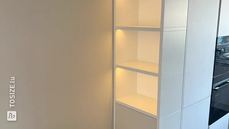 Armoire de cuisine élégante avec éclairage, par Richard