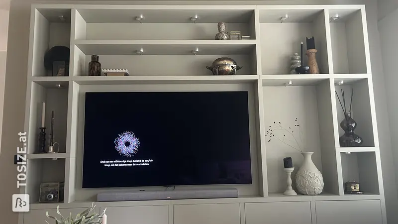 Elegante Wohnwand mit Beleuchtung für das Wohnzimmer von Daphne