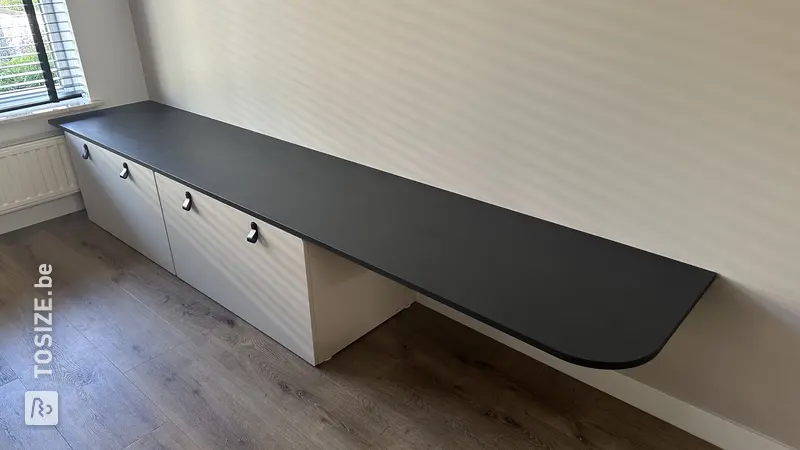 Élégant meuble d'assise en hêtre avec coins arrondis, par Jim
