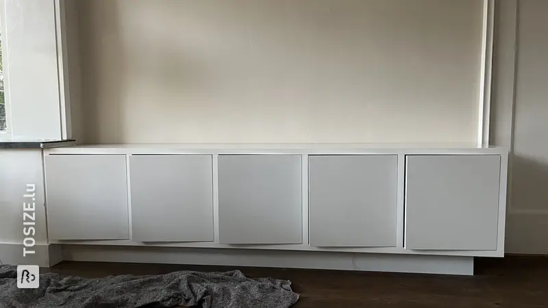 Stilvoller weißer TV-Schrank für das Wohnzimmer von Sjors