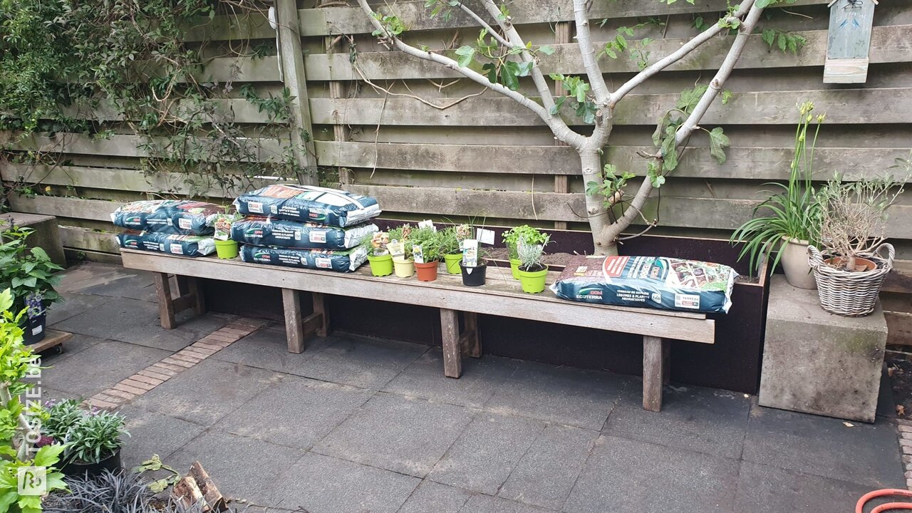 Vervangen hout van de kruidenbak in de tuin, door Rob