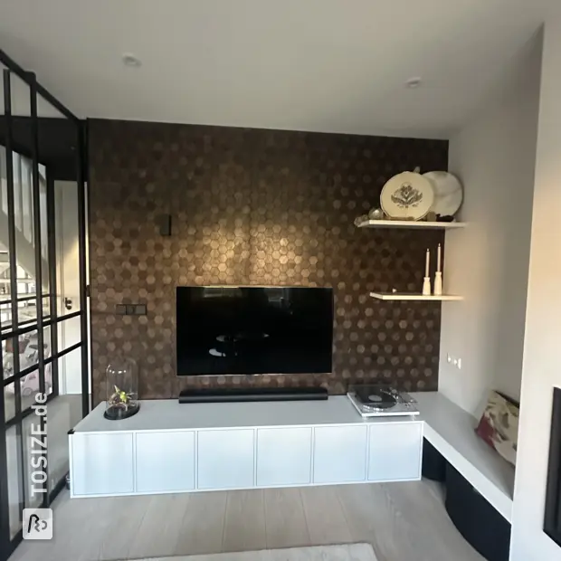 Weißes Sideboard mit offenen Fächern und Türen