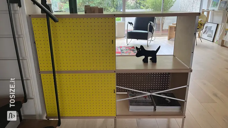 Mobiletto portaoggetti con ante scorrevoli in stile Eames colorato, di Paul