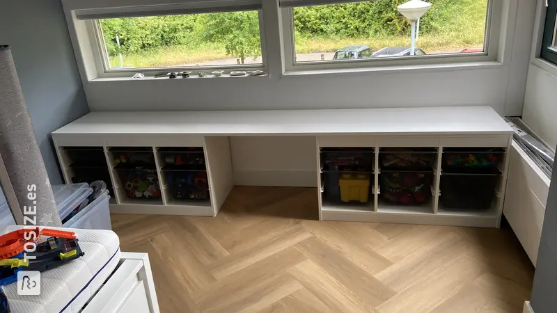 Escritorio infantil elegante en gris oscuro para la habitación de los niños, de Gabriela